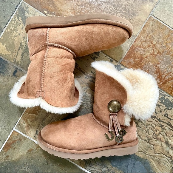 UGG Bailey Button~UGG Charms•5•Chestnut•Shearling Lined Boots From UGG Australia - Picture 2 of 12